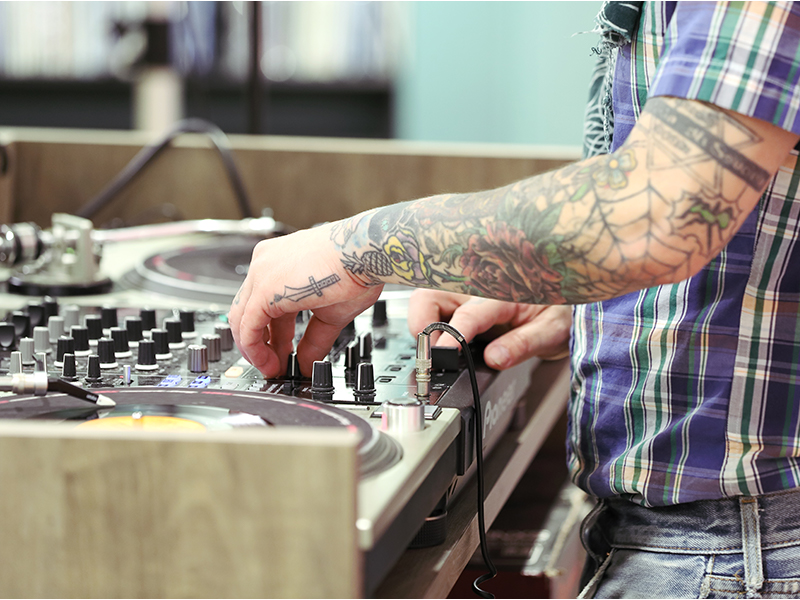 DJ HOLIDAY